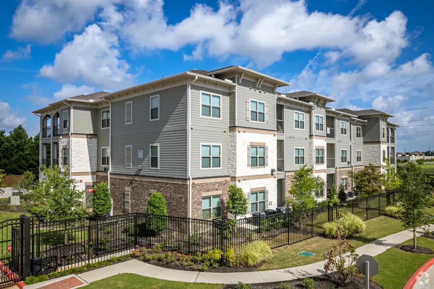 Cue Luxury Apartments in Cypress, Texas