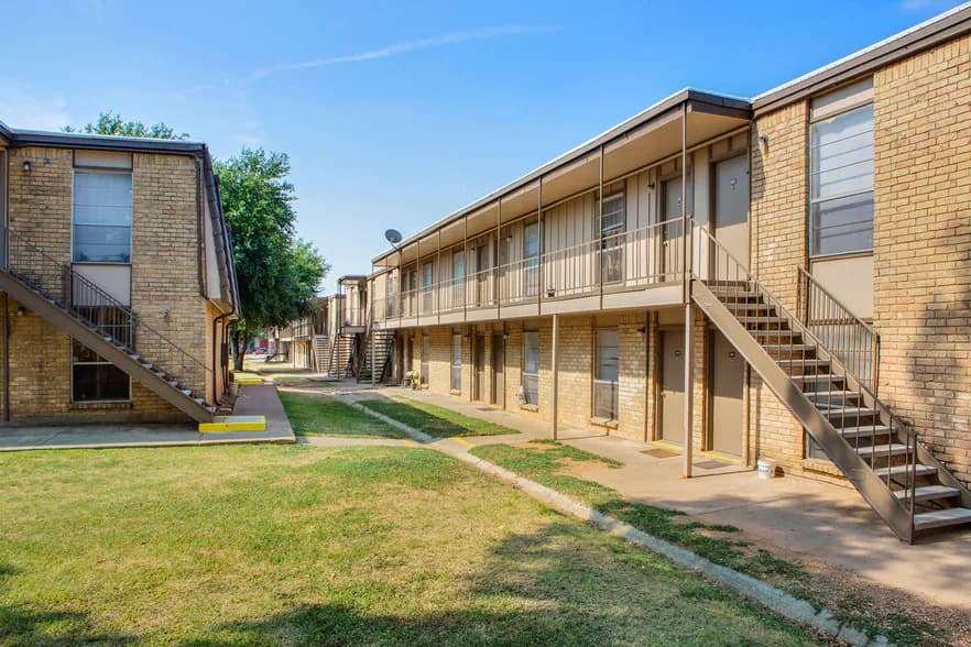Bear Creek Apartments in Euless, Texas