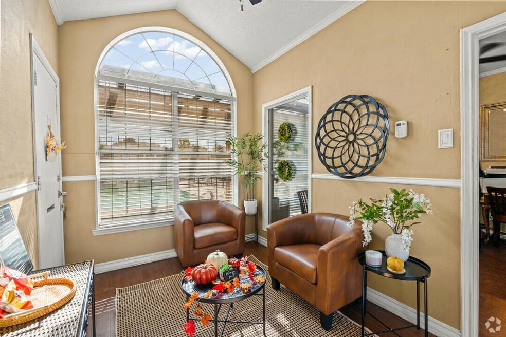 Valencia Plaza Apartments — photo 2