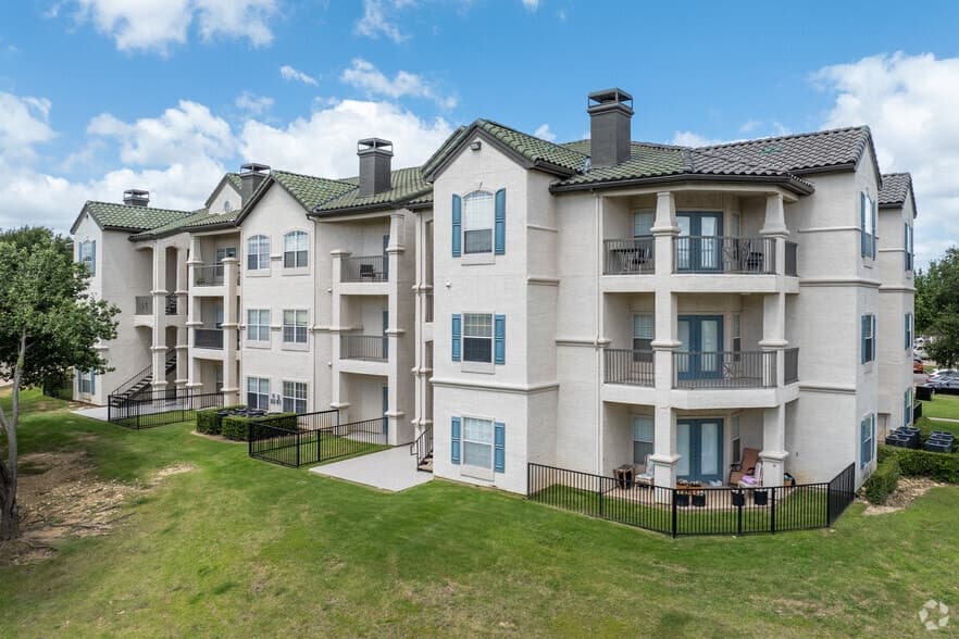 Belmond Apartments in Haltom City, Texas