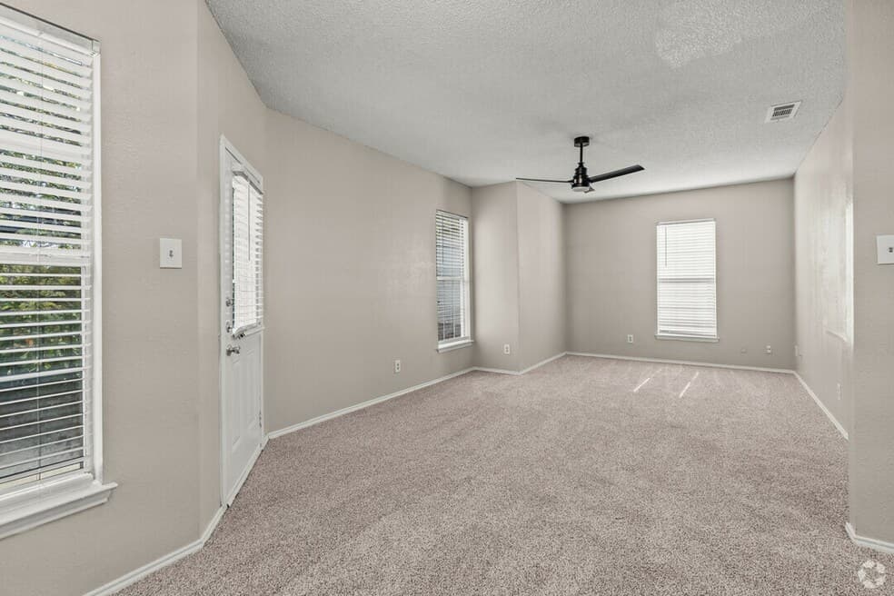 Valencia Plaza Apartments — photo 4