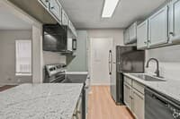 Valencia Plaza Apartments — photo 5