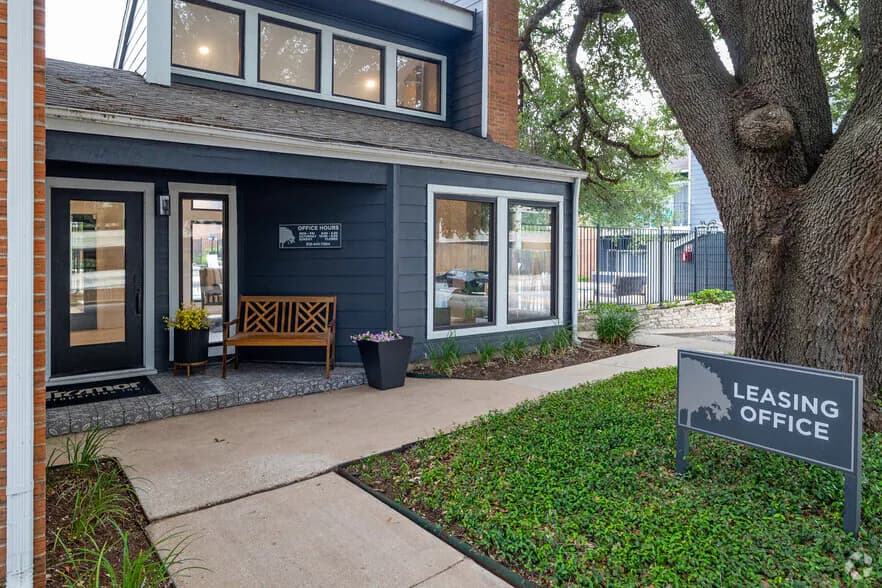 Tramor at the Oaks Apartments in Austin, Texas
