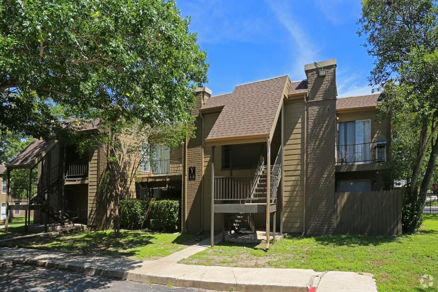 CrestWind Townhomes and Apartments in San Antonio, Texas