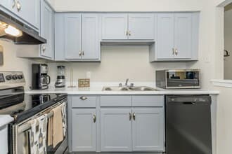 Valencia Grove Apartments — photo 4