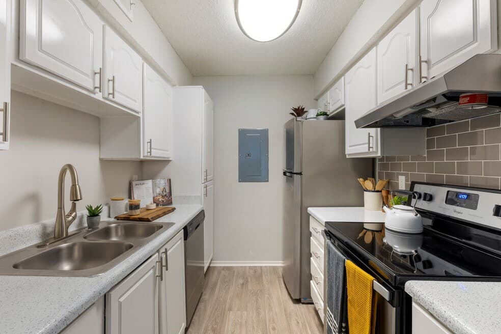 Valley Oaks Apartments — photo 2