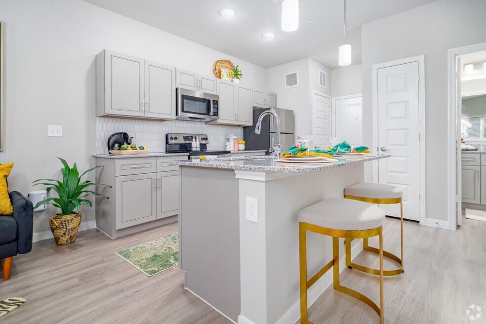 Westpointe Oaks Apartments — photo 2