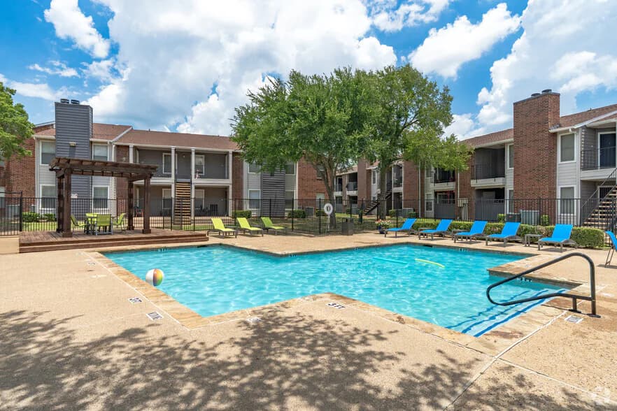 Oak Tree Village in Lewisville, Texas