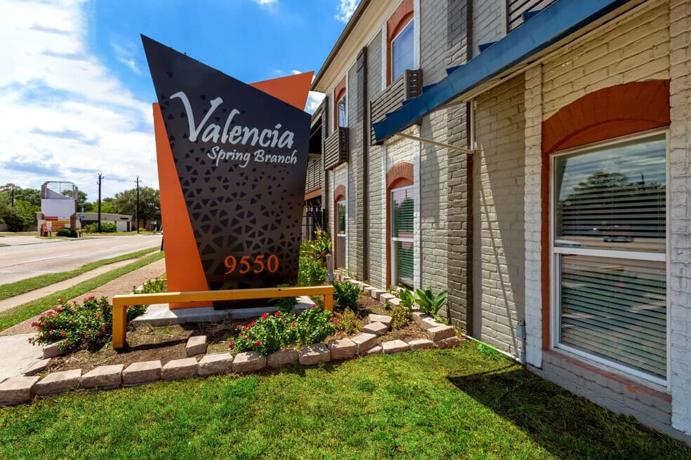 Valencia at Spring Branch — photo 2