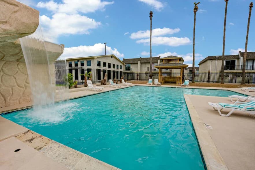 Falls of Deer Park Apartments in Pasadena, Texas