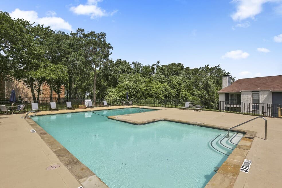 Waters Park Luxury Apartments in Bedford, Texas